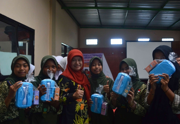 Selain edukasi, tim PKM Prodi Gizi UNESA juga memberikan bingkisan berupa perlengkapan makanan bekal siswa di Sekolah. 