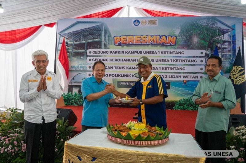 Peresmian gedung atau fasilitas baru kampus Unesa ditandai dengan pemotongan tumpeng oleh pimpinan bersama pejabat terkait yang hadir.