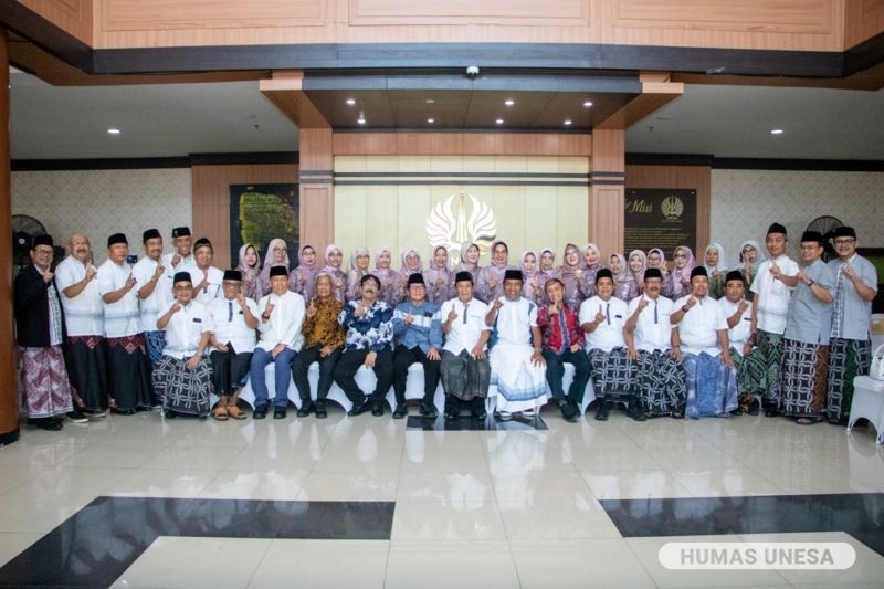 Seluruh jajaran pimpinan, pejabat dan keluarga besar Universitas Negeri Surabaya.
