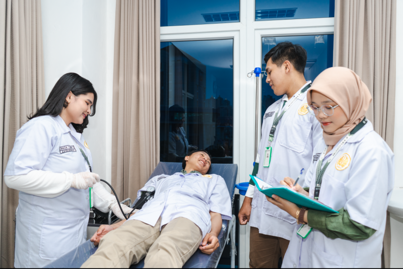Kegiatan perkuliahan dan praktek mahasiswa Fakultas Kedokteran (FK) Universitas Negeri Surabaya (UNESA)