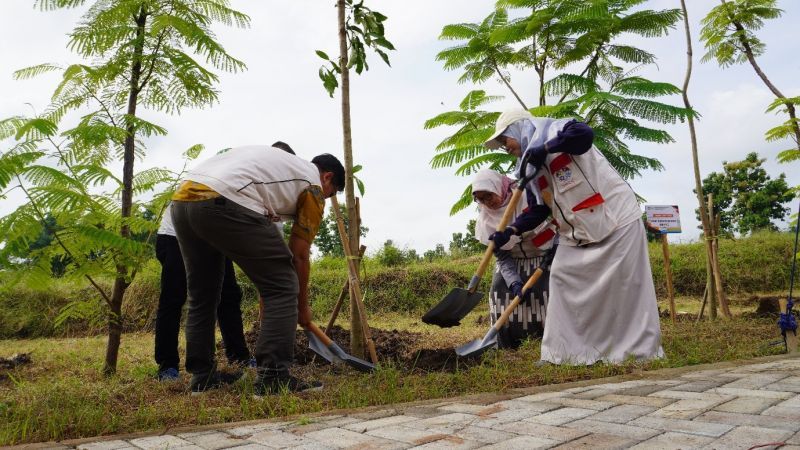 Penanaman pohon secara simbolis oleh jajaran pimpinan, civitas, dan mahasiswa Unesa Kampus 5 Magetan.