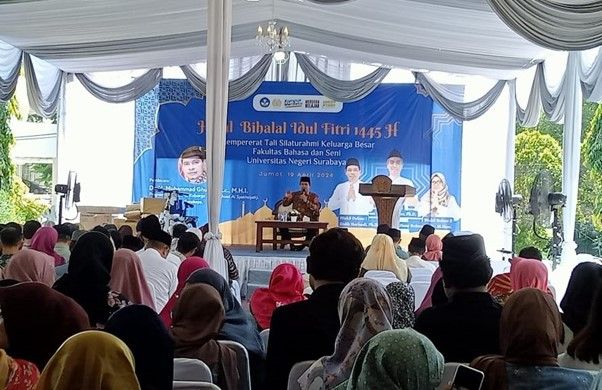 Halalbihalal Fakultas Bahasa dan Seni (FBS) hadirkan dosen prodi Hukum Keluarga Islam (Ahwal Syakhsiyah) UINSA, Dr. H. Muhammad Ghufron, Lc., M.H.I., sebagai pengisi tausiah. 