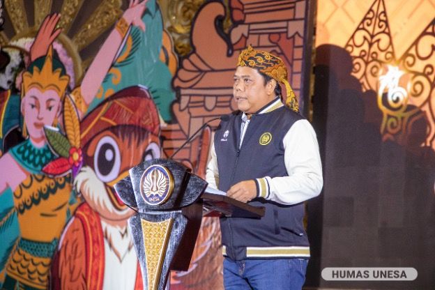 Wakil Rektor III UNESA membacakan SK Rektor tentang Penetapan Mahasiswa Baru UNESA 2024.