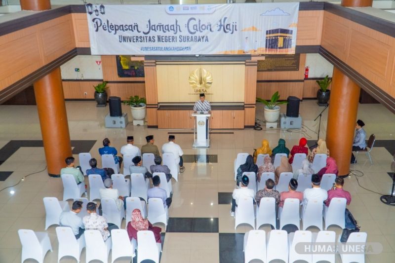 Prosesi pelepasan civitas academica Universitas Negeri Surabaya (UNESA) yang berangkat haji tahun ini. 