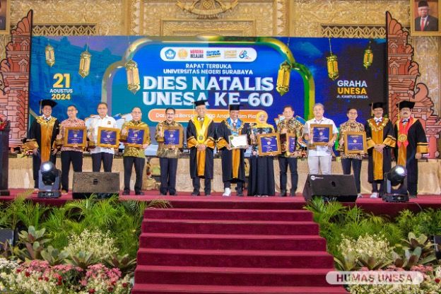 Belasan pihak dari unsur tokoh, pejabat, akademisi, mitra dan atlet mendapat Anugerah Widya Wiyata Dharma Samya di UNESA.