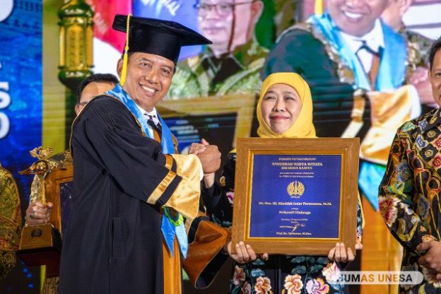 Rektor UNESA memberikan penghargaan kepada Khofifah Indar Parawansa sebagai Srikandi Olahraga.