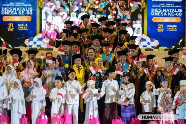 Puncak peringatan Dies Natalis, pimpinan UNESA bersama sejumlah tokoh termasuk Khofifah dan deputi OIKN Alimuddin bersama perwakilan anak yatim dari yayasan panti asuhan se-Jatim.