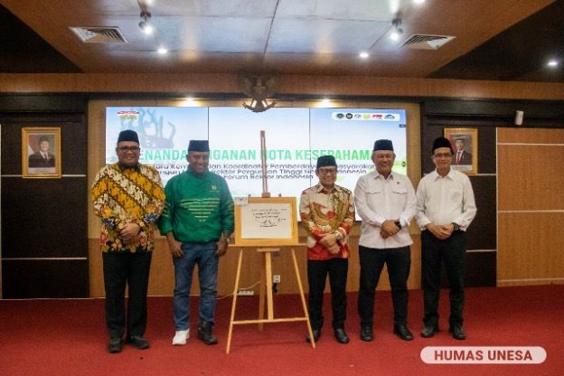 Kiri ke kanan: Ketua MRPTNI, Eduart Wolok; Ketua FRI dan Rektor UNESA Cak Hasan; Menko Pemberdayaan Masyarakat, Cak Imin; Kepala Badan Gizi Nasional, Dadan Hindayana; dan Deputi Pemberdayaan, Abdul Haris.