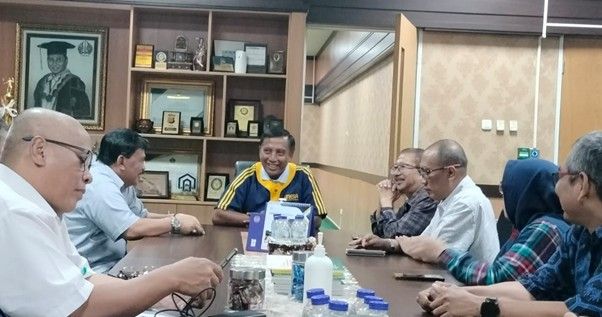 FOTO: Dalam suasana gayeng penuh kekeluargaan, Rektor Unesa, Cak Hasan menerima auidiensi pengurus pusat IKA Unesa.