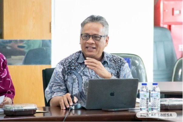 Wakil Rektor Bidang II UNESA memaparkan urgensi penguatan aspek legal sebagai payung hukum tata kelola kelembagaan di UNESA.