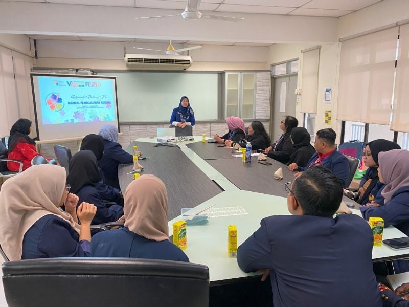 Diskusi pelaksanaan pembelajaran anak dengan autism di Sekolah Tadika Tunas UKM Malaysia oleh Puan Salmiah Bujang Pengetua Makmal Pembelajaran Austisme. 