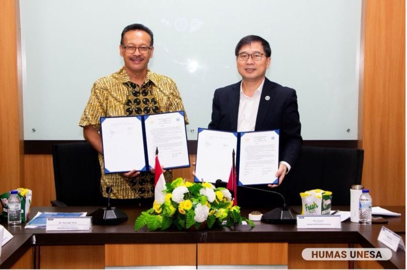 Wakil Rektor Bidang IV UNESA, Martadi (kiri) dan Vice President CCNU, Mr. Ren Youzhou menunjukkan dokumen kerja sama yang baru saja ditandatangani.