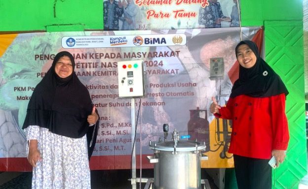 Tim PKM UNESA menyerahkan mesin presto otomatis kepada pelaku usaha. Mesin ini mampu meningkatkan produktivitas pelaku usaha.