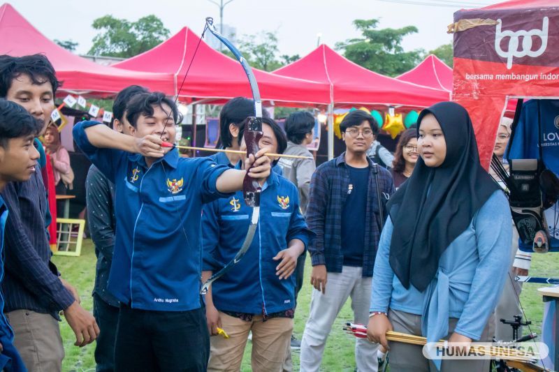 Mahasiswa UNESA menjajaki olahraga panah, salah satu wahana permainan-olahraga yang ada di Ramadan Carnival UNESA
