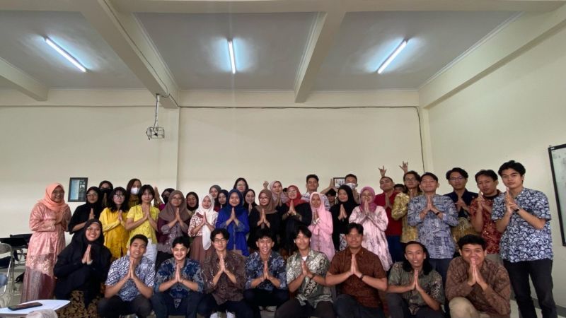 Dosen dan mahasiswa semester IV kelas Reading for Research prodi Sastra Inggris mengenakan kebaya dan batik simbol peringatan Hari Kartini. 