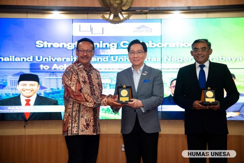 Dalam pertemuan ini juga terdapat penandatanganan kerja sama antara UNESA, ASAIHL, perwakilan universitas Thailand. 