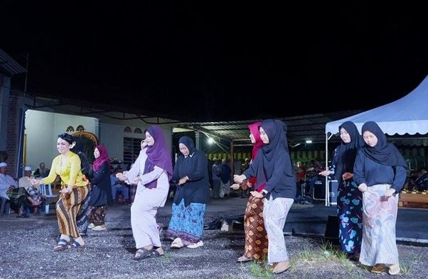 Kelas tari tradisional Indonesia menyuguhkan tari remo dan tari gambyong yang diikuti mahasiswa dan warga Malaysia.