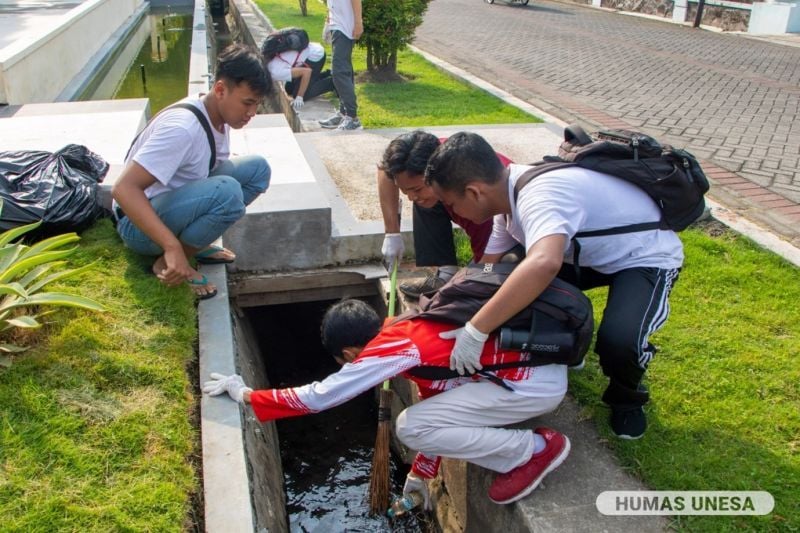 gambar mahasiswa membersihkan sampah