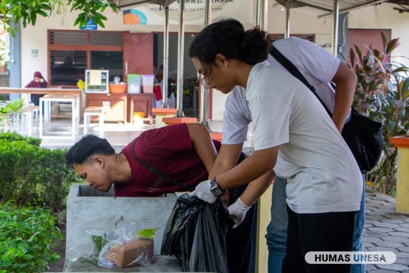 gambar mahasiswa membersihkan sampah