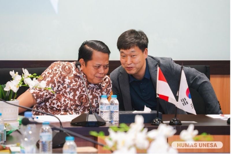 Bambang Sigit Widodo, Wakil Rektor III Unesa (kiri), dan Kim Kyung-Yeol dari Departemen Kesejahteraan Sosial, Yeongsan University (kanan) memimpin pertemuan di Rektorat Unesa.