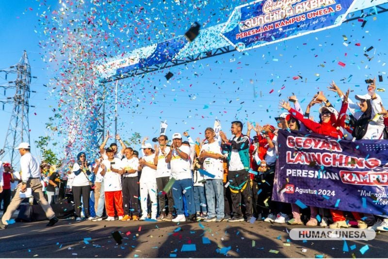 Jalan sehat bersama pimpinan-civitas UNESA, Pemkab, Forkopimda bersama masyarakat Magetan.