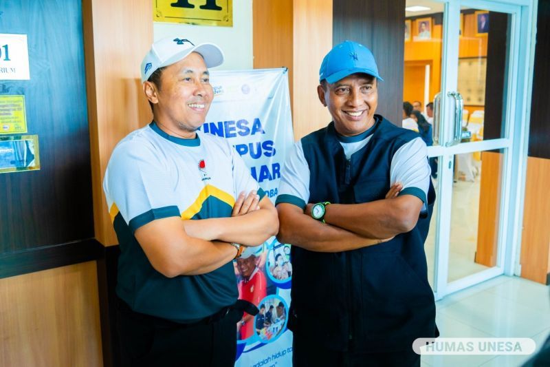 Ketua Umum PB FOPI sekaligus Rektor UNESA, Cak Hasan pose bersama Ketua Pengprov FOPI Jatim terpilih, Dwi Cahyo Kartiko (Dekan FIKK).