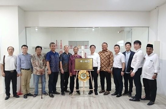 Peresmian kantor titik ajar Mandarin CI UNESA di Sekolah Cheng Hoo yang diresmikan secara simbolis dengan pemotongan pita.