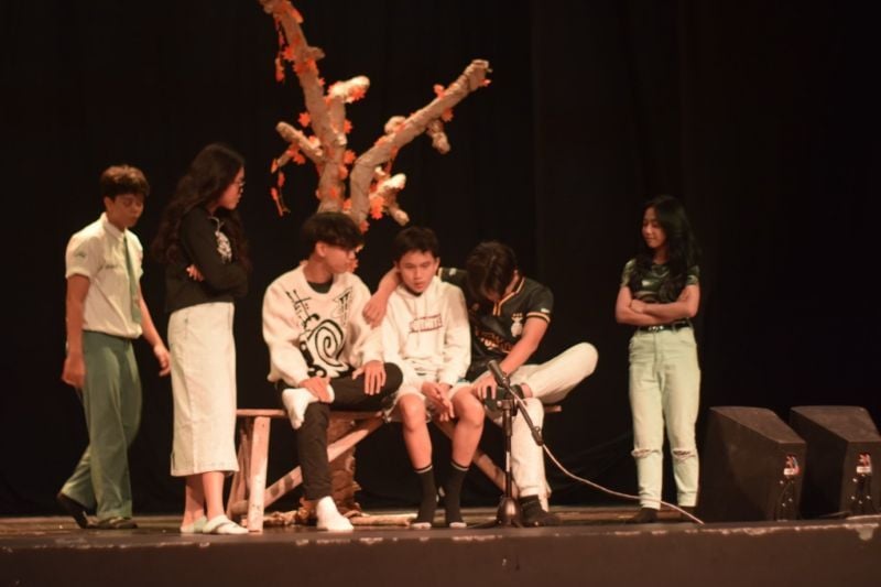 Salah satu penampilan teater siswa SMA Labschool Unesa 1 Surabaya.