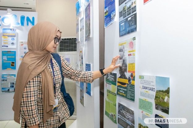 Mahasiswa UNESA menyaksikan karya peserta pameran geografi Pekan Fisipol UNESA