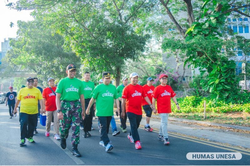 Pimpinan UNESA bersama sejumlah mitra, civitas, dan warga sekitar jalan sehat bersama mengawali Pekan Raya Mahasiswa.