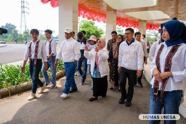 Pimpinan Unesa mengajak Bupati Magetan dan jajarannya mengelilingi lingkungan kampus, dan menjajaki berbagai fasilitas yang diresmikan.