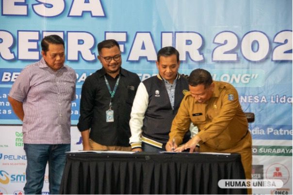 Penandatanganan nota kesepahaman kerja sama UNESA dengan Dinas Tenaga Kerja dan Transmigrasi Kota Surabaya.