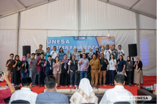 Pimpinan UNESA dan jajarannya bersama para mitra yang terlibat dalam UNESA Career Fair 2024.