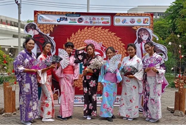 Pakaian khas Jepang, kimono memberikan kesan kepada peserta dan pengunjung seperti sedang berada di Jepang.