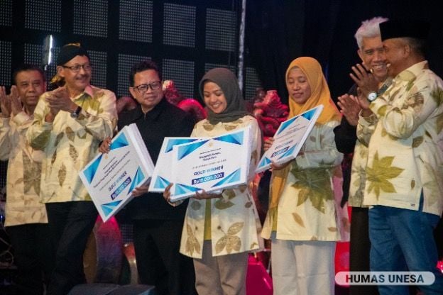 Rektor UNESA Cak Hasan bersama seluruh jajaran pimpinan memberikan apresiasi kepada sejumlah civitas dan unit kerja berprestasi, salah satunya Direktorat Humas dan Informasi Publik di sela-sela Pagelaran Wayang Kulit Padat di Graha Sawunggaling UNESA Lidah Wetan, Jumat, 20 Desember 2024.