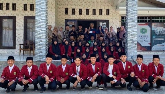 Tim PKM FBS UNESA bersama guru dan siswa MTs Fathul Huda, Blitar. 