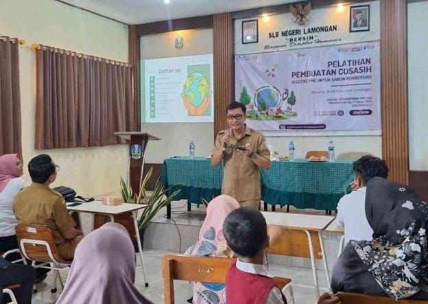 Sesi materi bersama tim dari Dinas Lingkungan Hidup Kabupaten Lamongan.