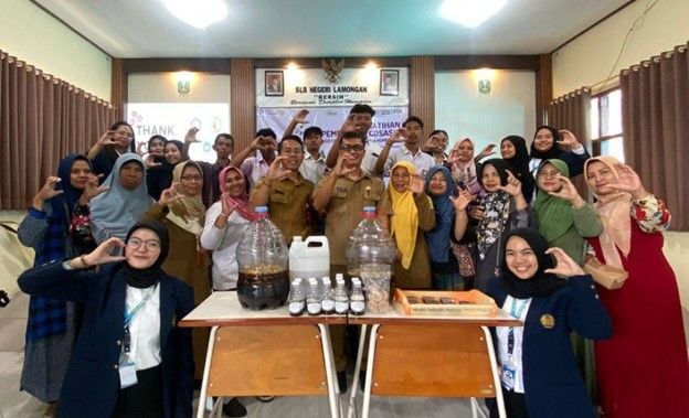 Tim mahasiswa PPG UNESA dan DLH Kab. Lamongan bersama para guru, komite, siswa, dan anggota PKK dalam proyek Co-Sasih./