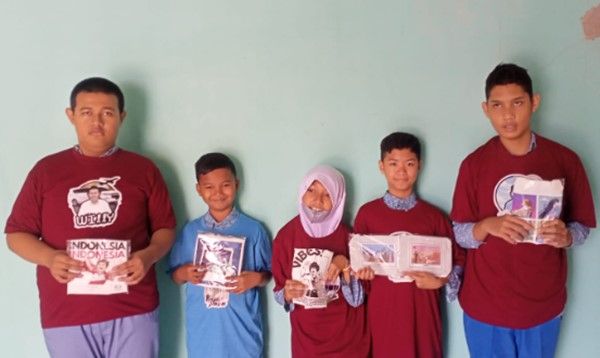 Siswa SLB Tunas Kasih menunjukkan kasila karya desain mereka setelah pelatihan bersam tim dosen Seni Rupa UNESA.