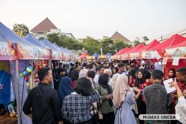 Puluhan stand UKM (Unit Kegiatan Mahasiswa) selingkung UNESA diserbu mahasiswa baru.