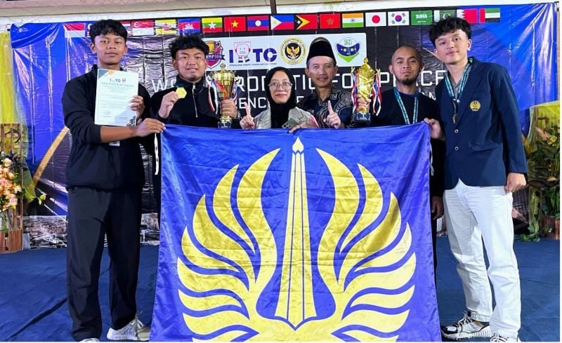 MENYALA: Tim Robotik SMA Lasbchool Unesa 1 Surabaya pamer trofi dan penghargaan prestasi tingkat internasional.