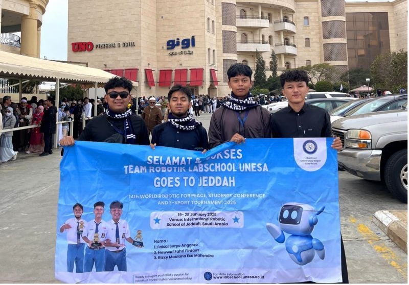 Tim Robotik SMA Labschool Unesa 1 Surabaya di tanah Jeddah. Mereka mengutarakan akan meneruskan spirit dan prestasi tersebut ke adik-adik kelasnya.