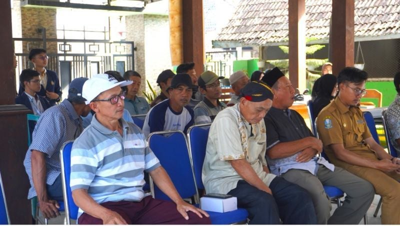 Para petadi Desa Kebonharjo, Tuban menghadiri sosialisasi pertanian, kolaborasi BEM UNESA dan Dinas Pertanian dan Ketahanan Pangan Jatim.