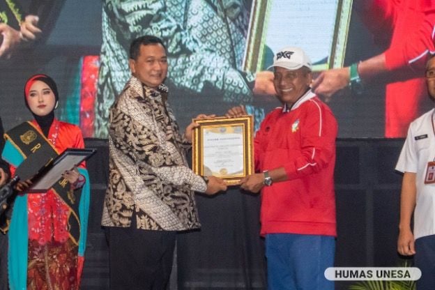 Rektor UNESA Prof. Dr. Nurhasan, M.Kes terima penghargaan dari Kepala BNNP Jatim Mohamad Aris Purnomo pada puncak peringatan HANI di Gedung Cak Durasim Surabaya. 