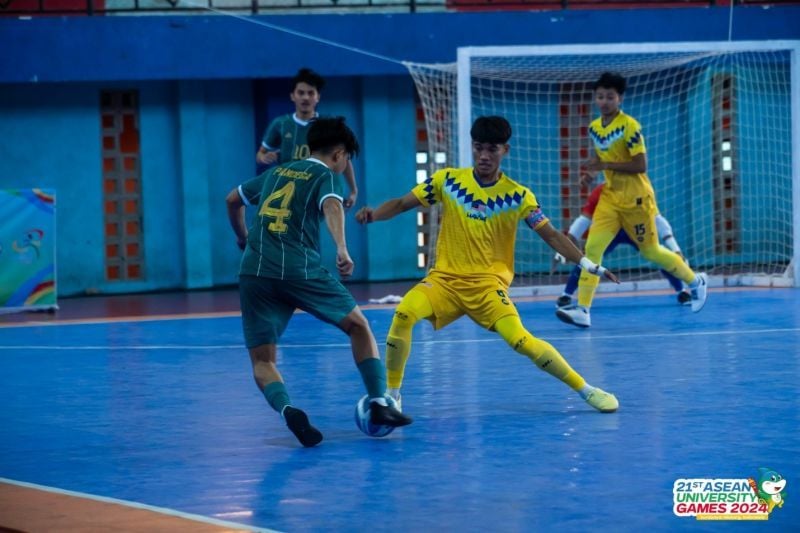 Indonesia dan Malaysia adu strategi dalam laga penentu ke semifinal cabor Futsal AUG XXI 2024 di GOR Futsal FIKK UNESA.