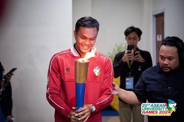 Rahmat Iritanto menjadi pembawa obor api pada pembukaan ASEAN University Games (AUG) XXI 2024