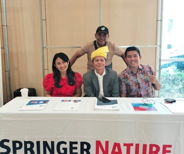 Kepala UPT Perpustakaan Unesa bersama delegasi Springer Nature dalam KPDI ke-16 di Riau.