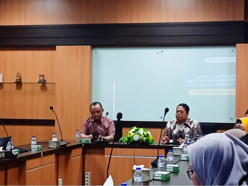 Wakil Rektor III UNESA (kanan) bersama tim penilaian pusat (kiri) pimpinan verifikasi atau fact finding. 