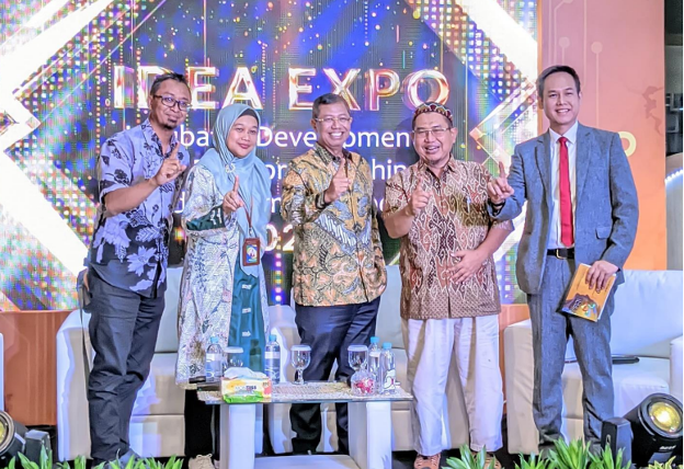 Kasubdit Hilirisasi Hasil Inovasi, Inkubator Bisnis, dan Kewirausahaan UNESA pose bersama narasumber lain, pembawa acara, dan pihak penyelenggara usai sesi talkshow.