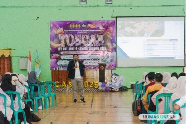 Gilang Gusti Aji, Kasi Humas Unesa menyampaikan seputar prodi dan proyeksi masa depan siswa bersama Unesa ke depan dalam sosialisasi kampus bersama Ikatan Mahasiswa Jombang Unesa.